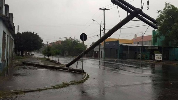 Vento forte derrubou postes em Uruguaiana