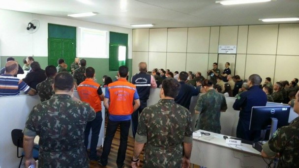 Integrantes das forças armadas, da Defesa Civil e órgãos de segurança pública participando do treinamento