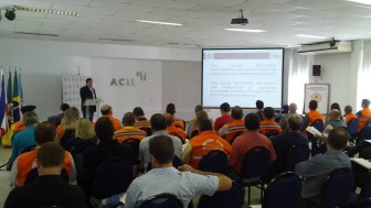 Agentes de Defesa Civil dos municípios assistindo ao curso, na Acil, em Lajeado